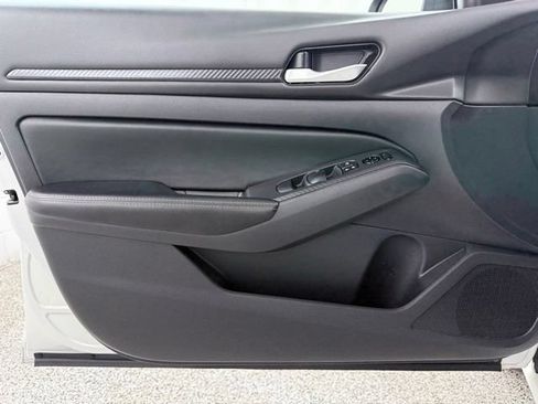 Used 2025 Nissan Altima 2.5 SV FWD image 14