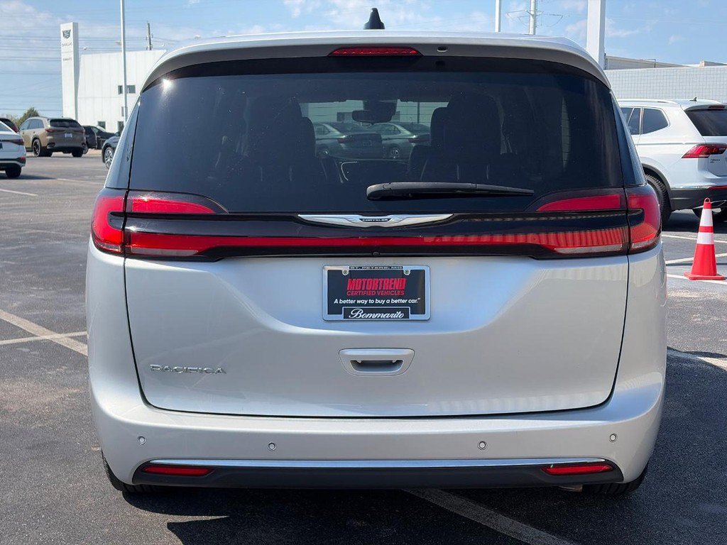 Used 2024 Chrysler Pacifica Touring-L FWD image 4