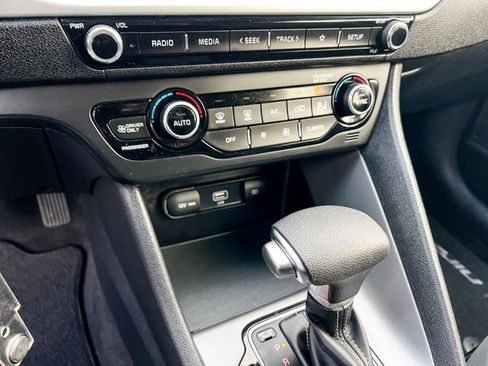 Certified 2022 Kia Niro LX image 18