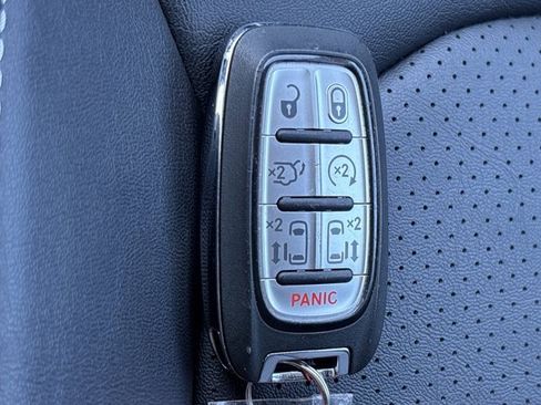 Used 2024 Chrysler Pacifica Touring-L image 44