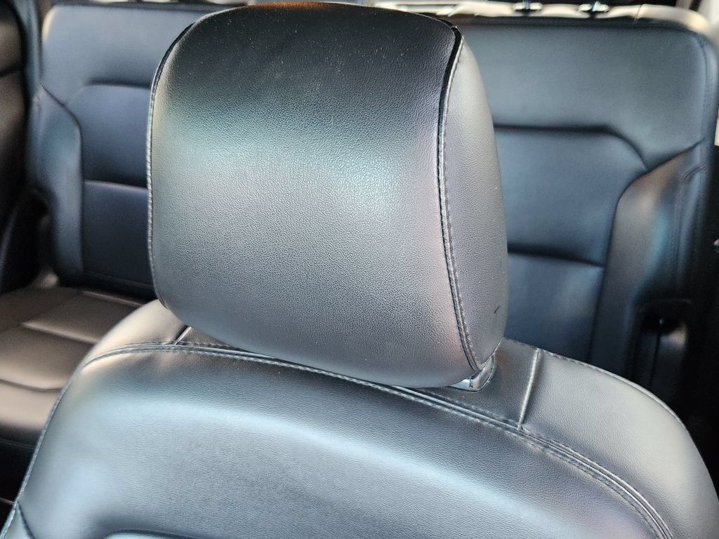 Used 2019 Ford Explorer XLT w/ Equipment Group 202A AWD/4WD image 6