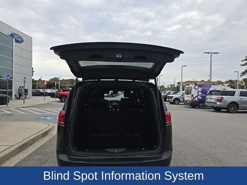 Used 2023 Chrysler Pacifica Limited w/ Uconnect Theater Family Group image 8