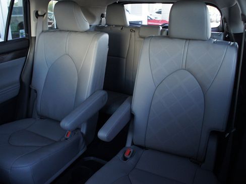 New 2026 Toyota Highlander Platinum image 33