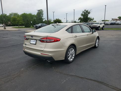 Used 2019 Ford Fusion SE FWD image 4
