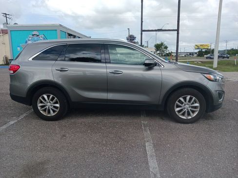 Used 2017 Kia Sorento FWD image 2