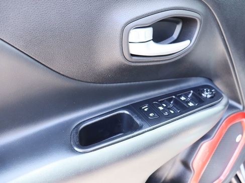Used 2019 Jeep Renegade Trailhawk AWD/4WD image 37
