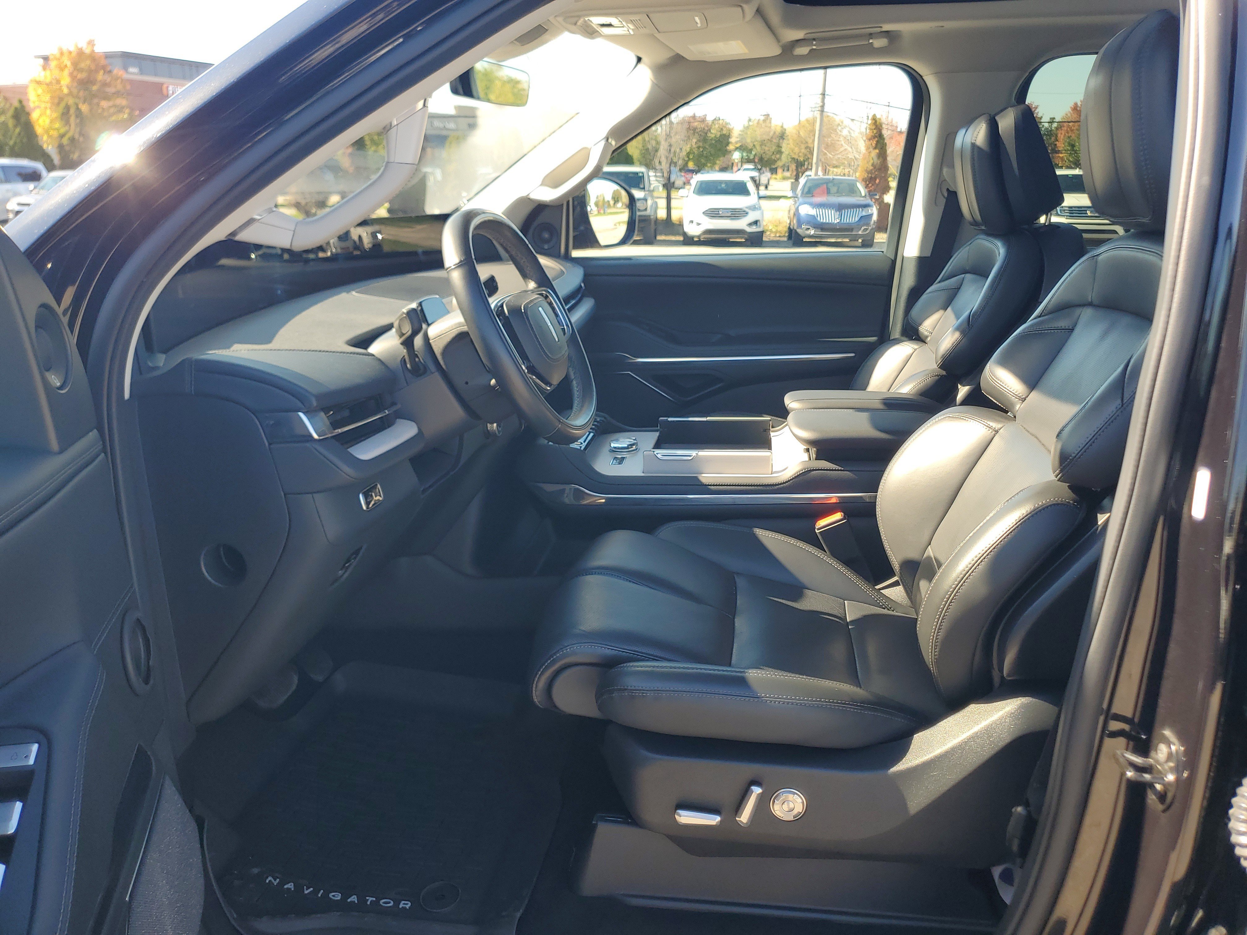 Used 2025 Lincoln Navigator L Reserve AWD/4WD image 12