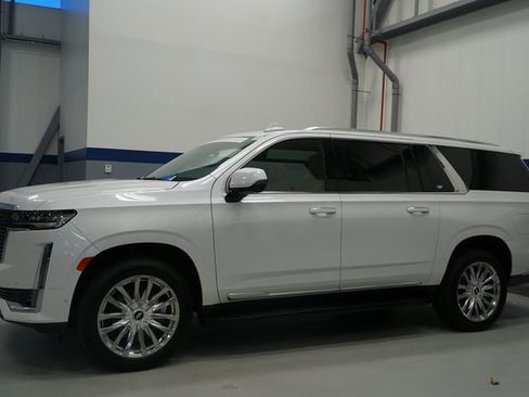 Used 2022 Cadillac Escalade ESV Premium Luxury image 2