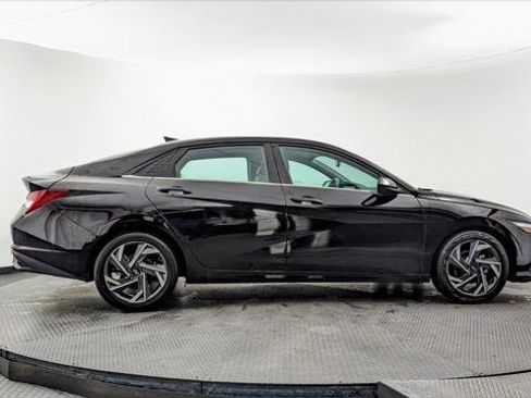 Used 2025 Hyundai Elantra SEL image 9