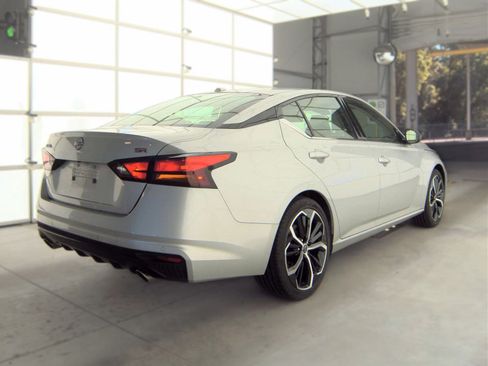 Used 2024 Nissan Altima 2.5 SR FWD image 2