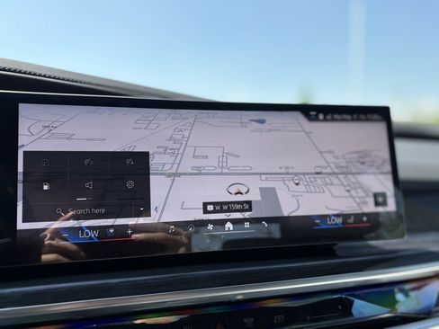 Used 2025 BMW 760i xDrive w/ Luxury Rear Seating Package image 9