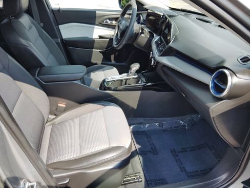 Used 2025 Chevrolet Trax LT FWD image 29