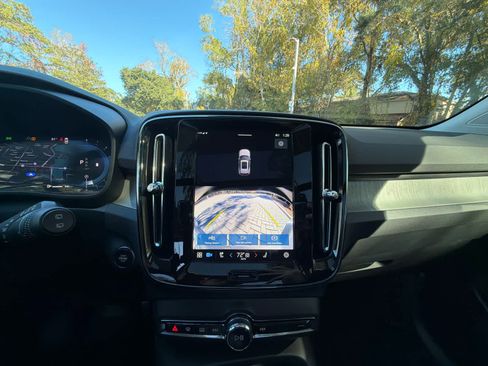 Certified 2025 Volvo XC40 B5 Plus image 32