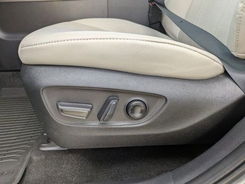 Used 2025 Toyota Grand Highlander image 25