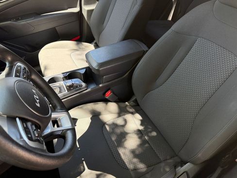 Used 2025 Kia Sportage LX image 36