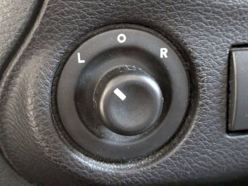 Used 2017 Jeep Wrangler Unlimited Sahara w/ Connectivity Group AWD/4WD image 22