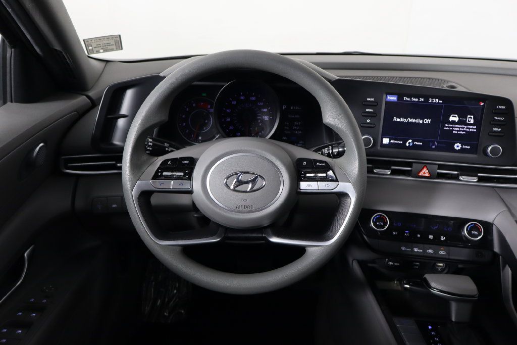 Used 2023 Hyundai Elantra SEL w/ Cargo Package FWD image 7