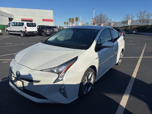 Used 2017 Toyota Prius Three Touring image 2