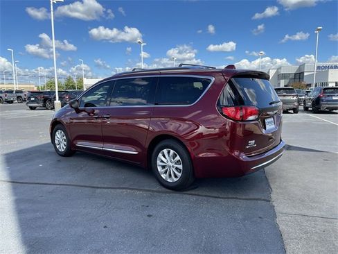 Used 2019 Chrysler Pacifica Touring-L image 3