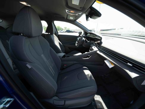Used 2025 Hyundai Elantra SEL FWD image 26