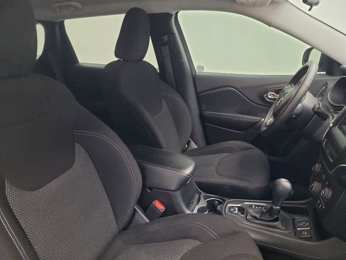 Used 2019 Jeep Cherokee Latitude w/ Popular Appearance Group FWD image 21