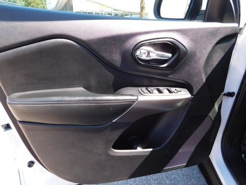 Used 2020 Jeep Cherokee Latitude FWD image 13