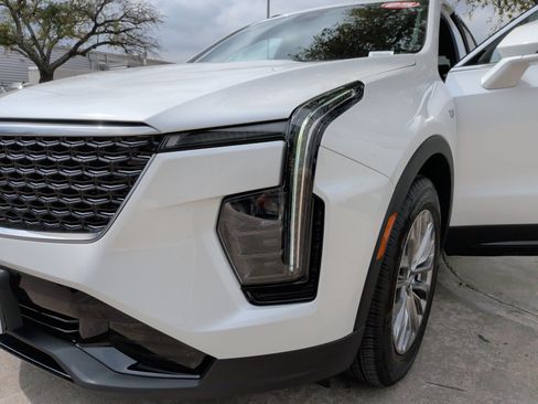 Used 2025 Cadillac XT4 Premium Luxury image 6