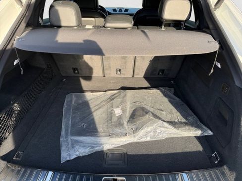 Used 2023 Porsche Cayenne Platinum Edition w/ Performance Package image 19