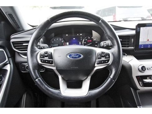 Used 2022 Ford Explorer XLT w/ Equipment Group 202A RWD image 13