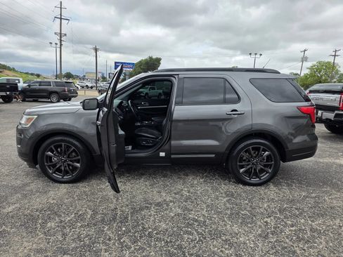 Used 2018 Ford Explorer XLT w/ Equipment Group 202A FWD image 9