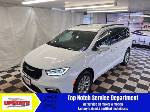 Used 2022 Chrysler Pacifica Touring-L image 5