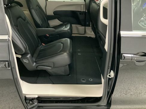 Used 2024 Chrysler Pacifica Touring-L FWD image 17