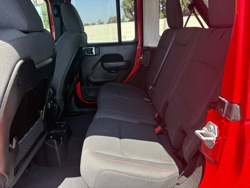 Used 2025 Jeep Wrangler Unlimited Rubicon w/ Convenience Group AWD/4WD image 23