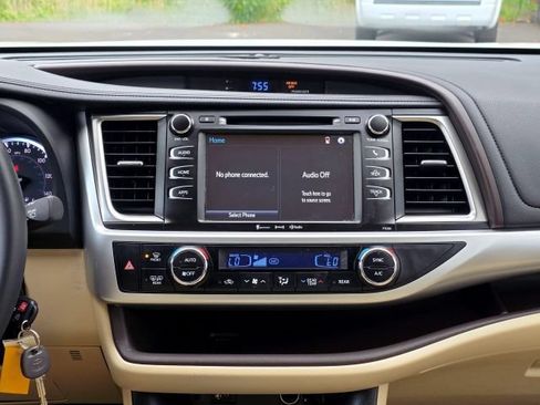 Used 2016 Toyota Highlander LE AWD/4WD image 26