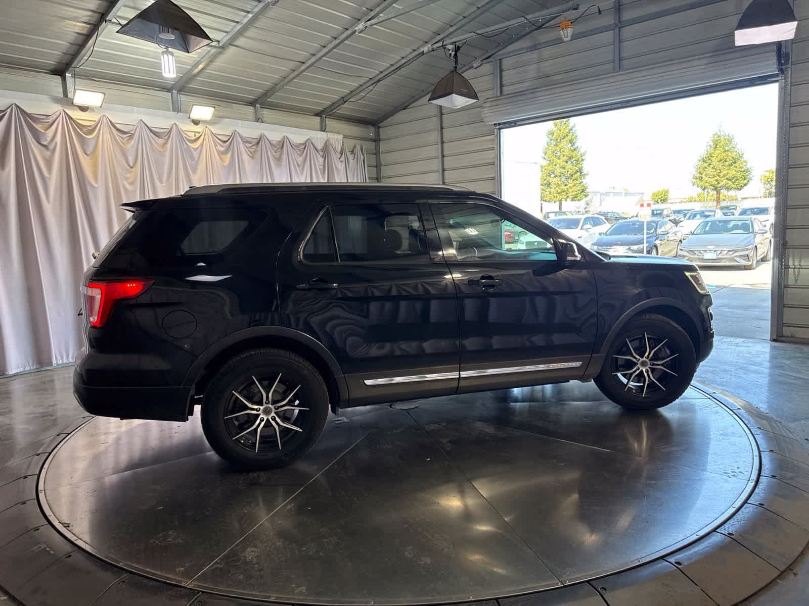 Used 2016 Ford Explorer XLT w/ Equipment Group 201A FWD image 4