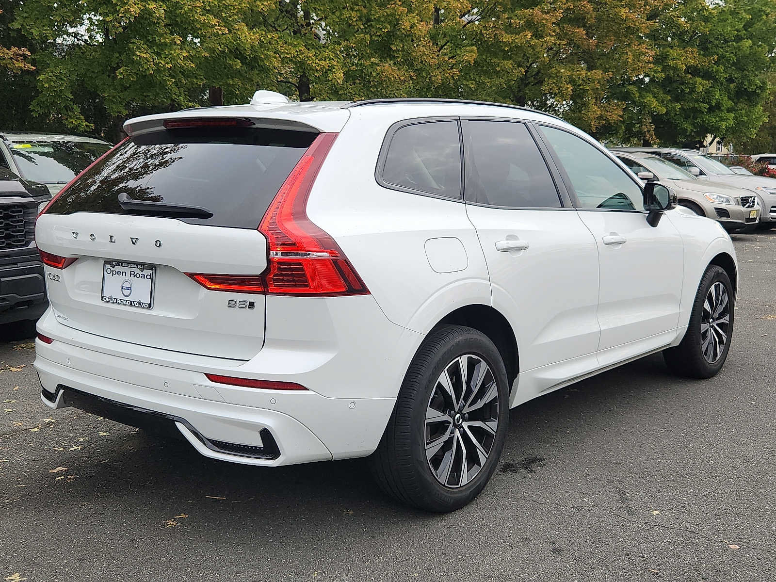 Used 2024 Volvo XC60 B5 Plus AWD/4WD image 6