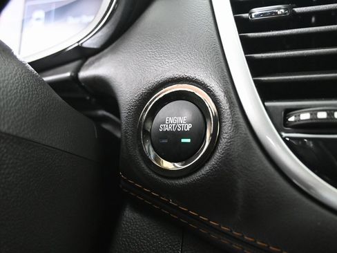 Used 2022 Chevrolet Trax LT w/ LT Convenience Package image 31