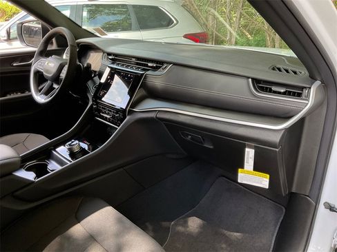 New 2025 Jeep Grand Cherokee L Laredo w/ Luxury Tech Group I image 30