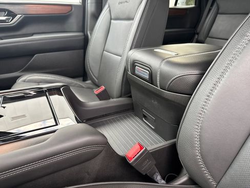 Certified 2025 GMC Yukon Denali image 38