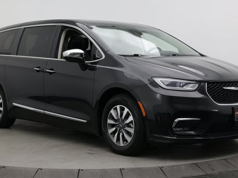 Used 2023 Chrysler Pacifica Limited FWD image 3