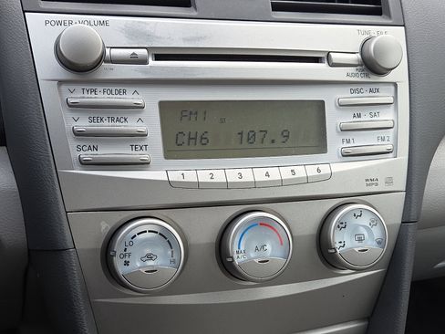 Used 2011 Toyota Camry LE image 17