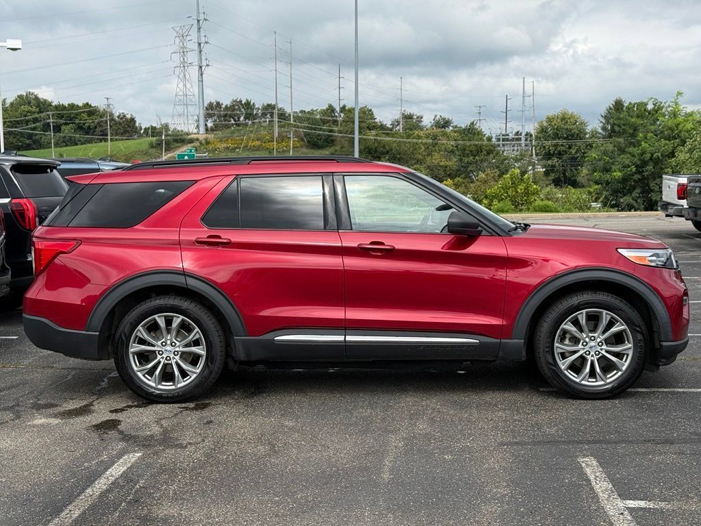 Used 2020 Ford Explorer XLT w/ Equipment Group 202A AWD/4WD image 4