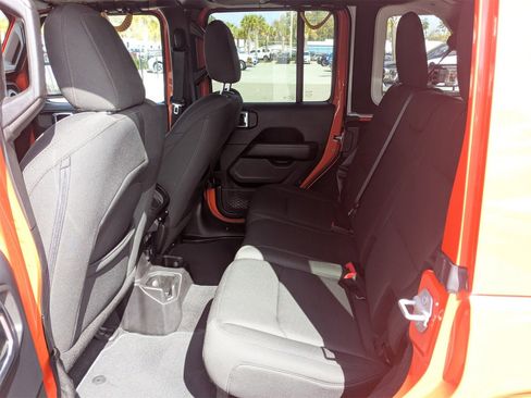 Used 2018 Jeep Wrangler Unlimited Sahara image 14