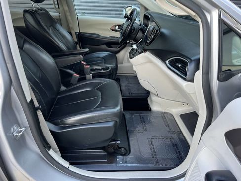 Used 2017 Chrysler Pacifica Touring-L image 26