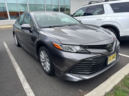 Used 2020 Toyota Camry LE w/ Convenience Package image 5