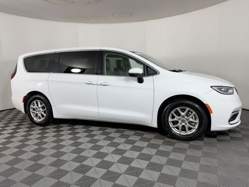 Used 2023 Chrysler Pacifica Touring-L image 6