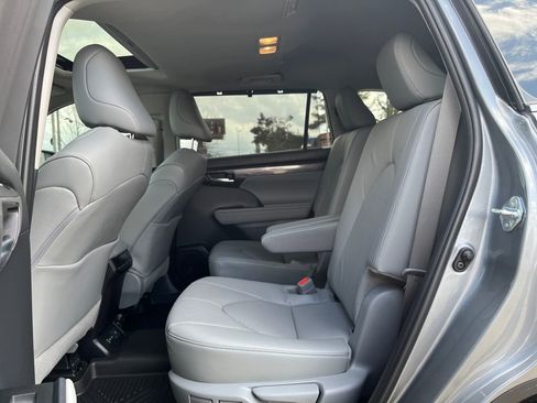 Used 2026 Toyota Highlander Limited image 12