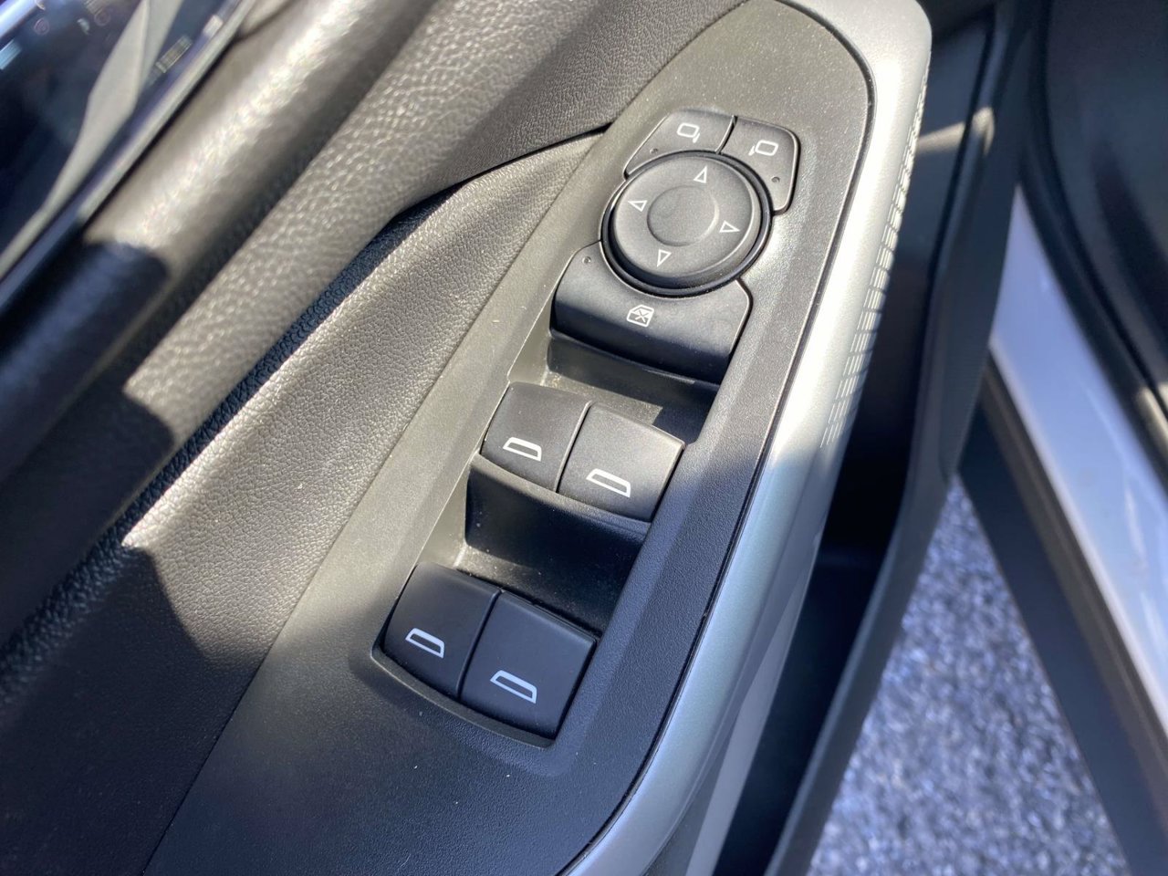 Used 2025 Chevrolet Trax RS w/ Sunroof Package FWD image 26