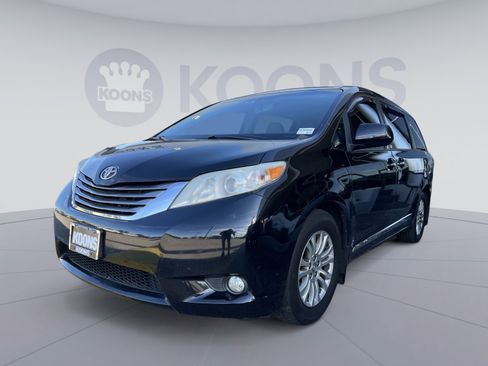 Used 2017 Toyota Sienna XLE w/ XLE Navigation Package FWD image 1