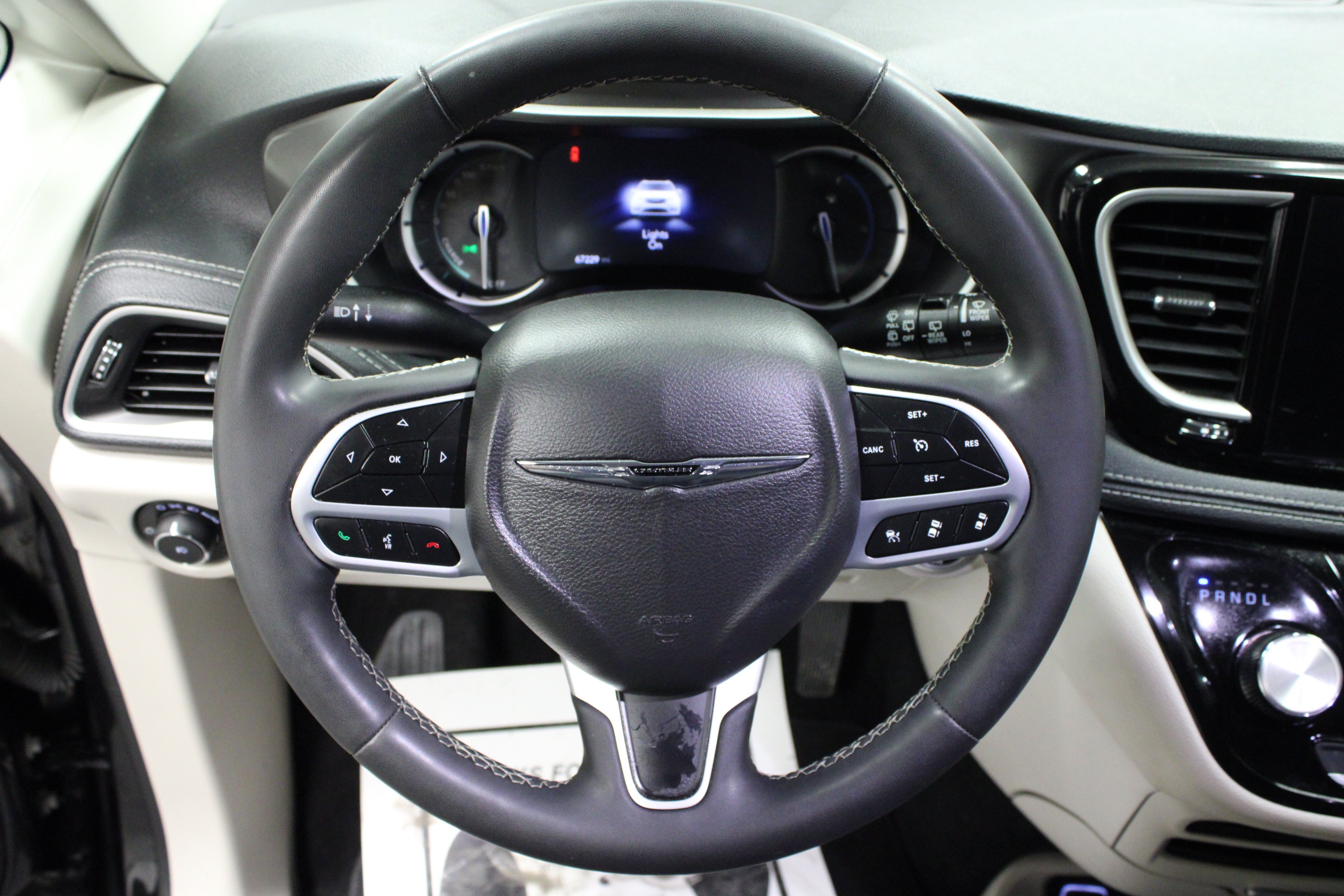 Used 2023 Chrysler Pacifica Touring-L FWD image 18